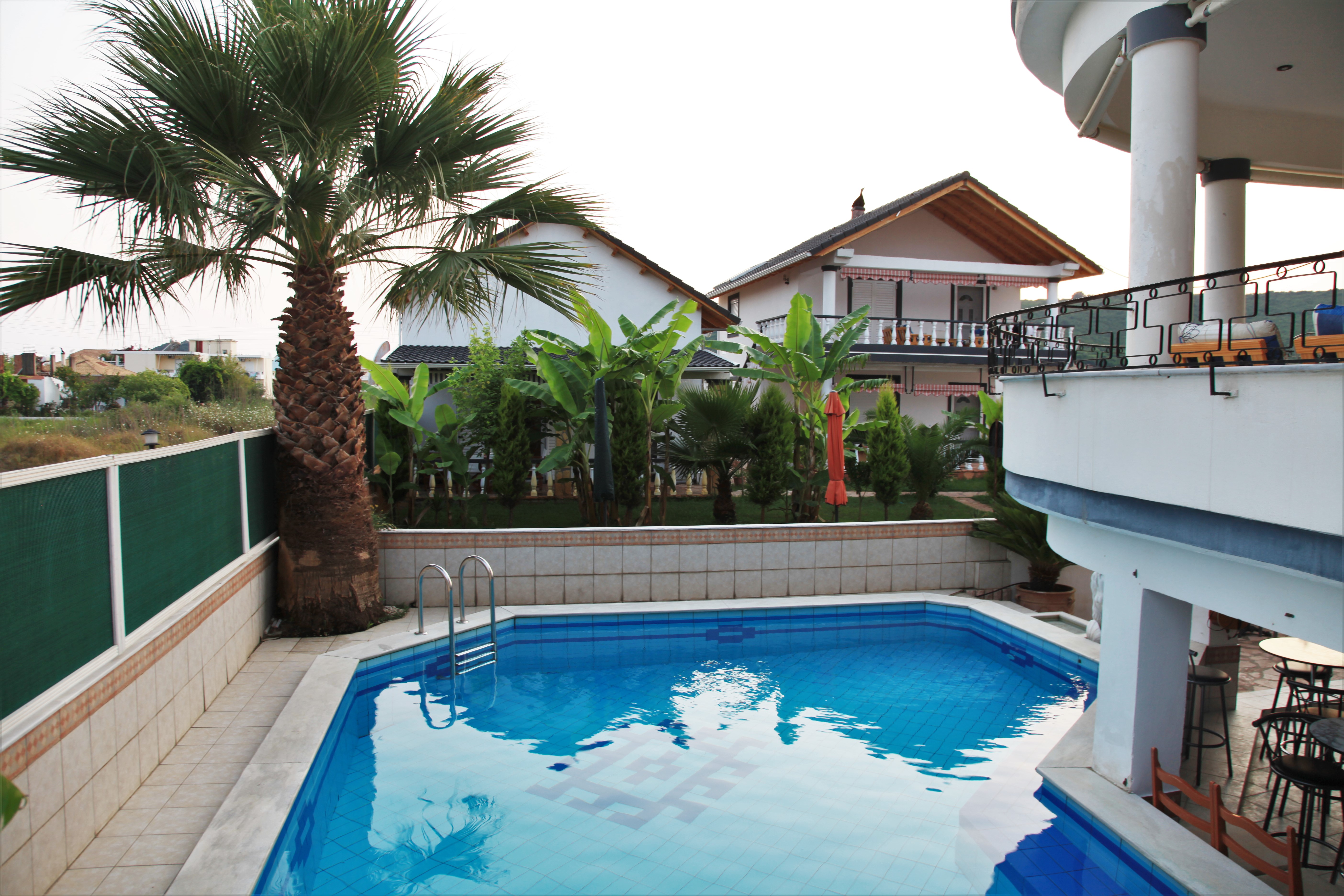 Pool, im Hintergrund rechtes Haus oben befindet sich Wohnung 4